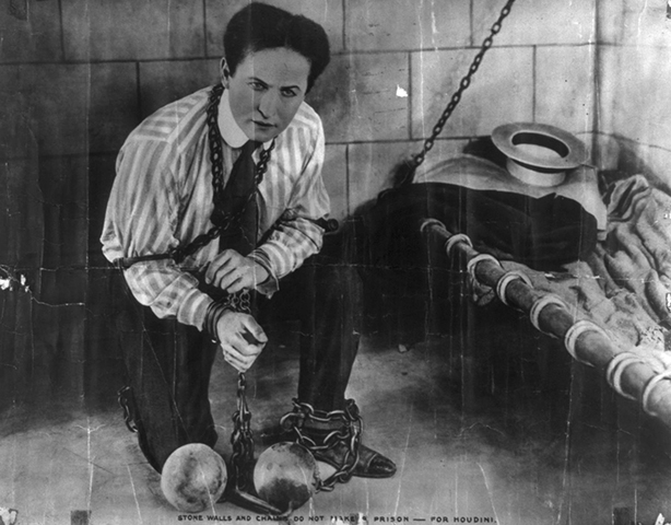 HARRY HOUDINI - O homem que é sinônimo de ousadia no ilusionismo, um dos mais emblemáticos de todos os tempos. Húngaro, nascido em 1874, migrou para os EtamarizUA e era mestre em fugas, soltando-se de caixas fechadas com cadeado. 