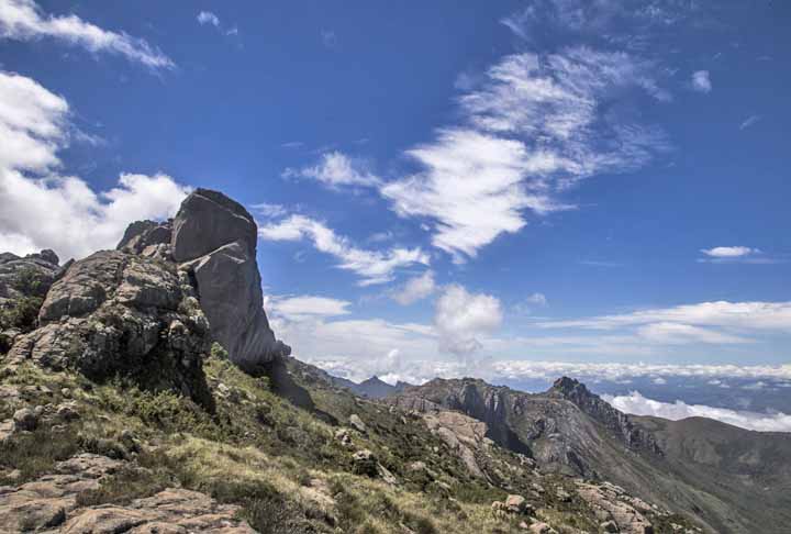 A montanha, no Parque Nacional de Itatiaia, tem uma trilha de 6 km. Apesar do terreno acidentado, a caminhada é fácil.