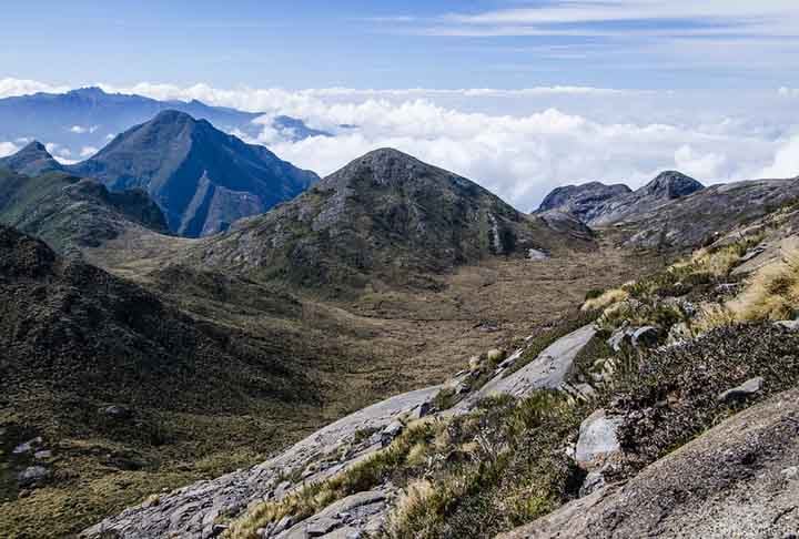 A subida leva dois dias, com trechos de 8 km cada, em uma trilha árdua com terreno acidentado, desnível de 1.400m e temperaturas muito baixas. A trilha atravessa partes de Minas Gerais e São Paulo.