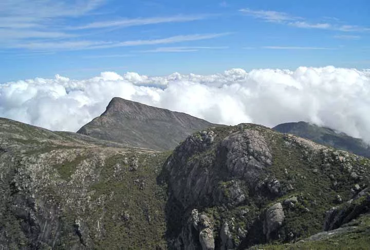 O pico, mais alto do Sudeste, está localizado na parte mais fria da região, chegando a -10ºC. A distância média saindo do Espírito Santo é de 5 km, com desnível de 650m; já de Minas, são 6,3 km com variação de 900m de nível.