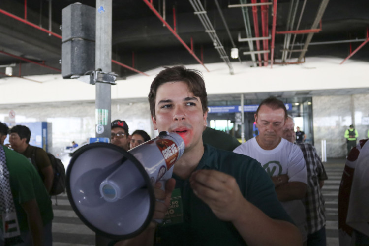 Gabriel Aguiar, vereador, em protesto contra a realização do Fortal em área verde próxima ao aeroporto