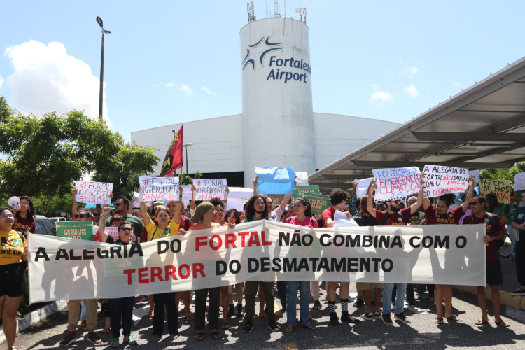 FORTALEZA, CEARÁ, BRASIL,18.05.2024: Protesto contra local de realização do Fortal. aeroporto Pinto Martins.