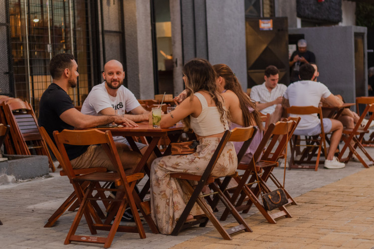 FORTALEZA-CE, BRASIL, 18-05-2024: A rua Norvinda Pires, no bairro Aldeota, recebeu novo calçamento, dando mais espaços para os bares e restaurantes presentes no espaço. (Foto: Fernanda Barros/O Povo)