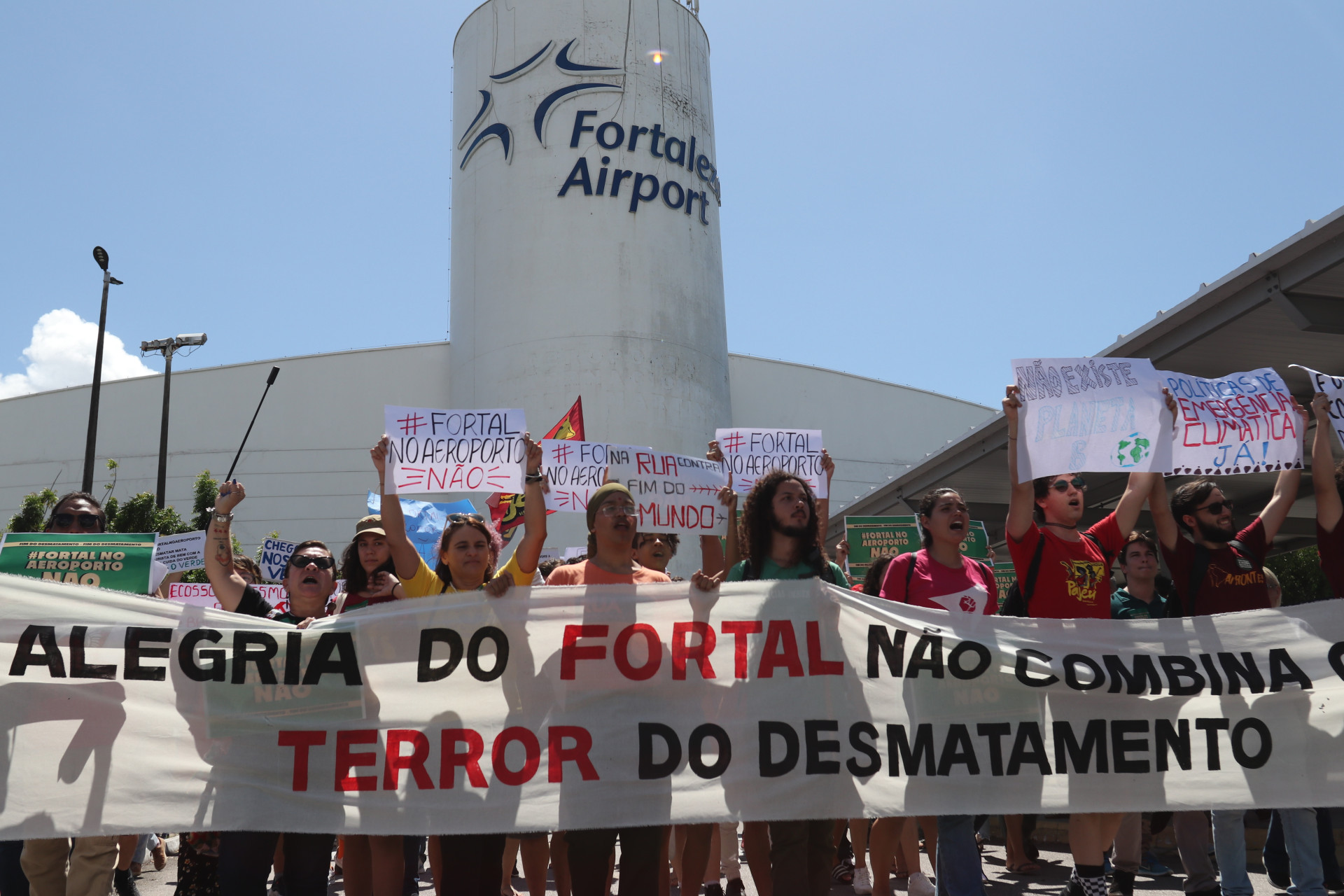 FORTALEZA, CEARÁ, BRASIL,18.05.2024: Protesto contra local de realização do Fortal. aeroporto Pinto Martins. (Foto: FÁBIO LIMA)