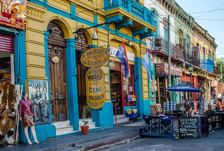 Agora, conheça as outras cinco ruas. Comecemos pela Caminito. Ela fica na Argentina e, portanto, é mais uma rua da América do Sul na lista. O local, na capital Buenos Aires, inspirou o tango Caminito, de Juan de Dios Filiberto.