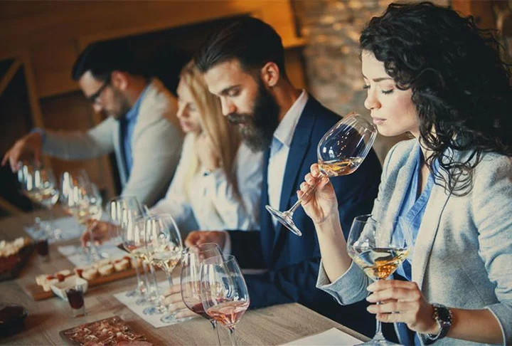 Em um estudo recente, jornalistas de TV da Bélgica armaram um esquema para provar que especialistas em vinho, eventualmente, podem se guiar pela fama dos rótulos para avaliar a qualidade da bebida.