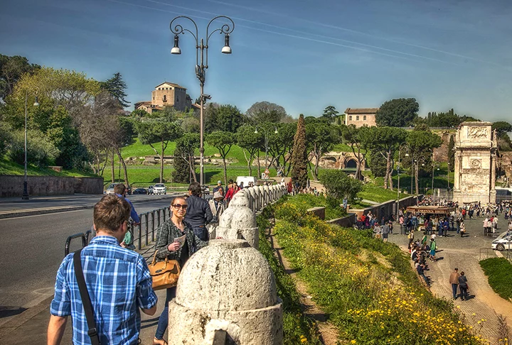 A rua oferece uma linda vista do Coliseu e do Monte Paladino, atrações turísticas de Roma há quase 2 mil anos. Célio Vibenna foi um líder etrusco que conquistou Roma durante o século VI aC,  junto com seu irmão Aulus Vibenna. 