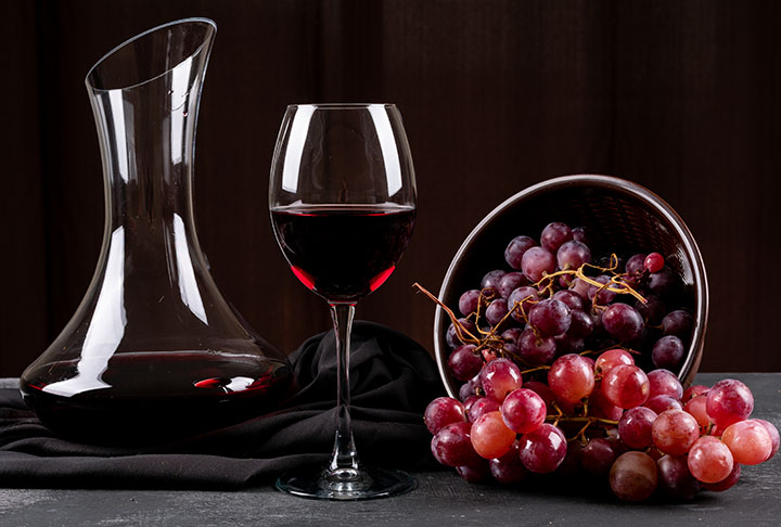 O vinho tinto é produzido com uvas escuras, com longo contato com a casca da fruta. A diferença de tonalidade depende de tipo de fruto, do tempo e do método de envelhecimento.