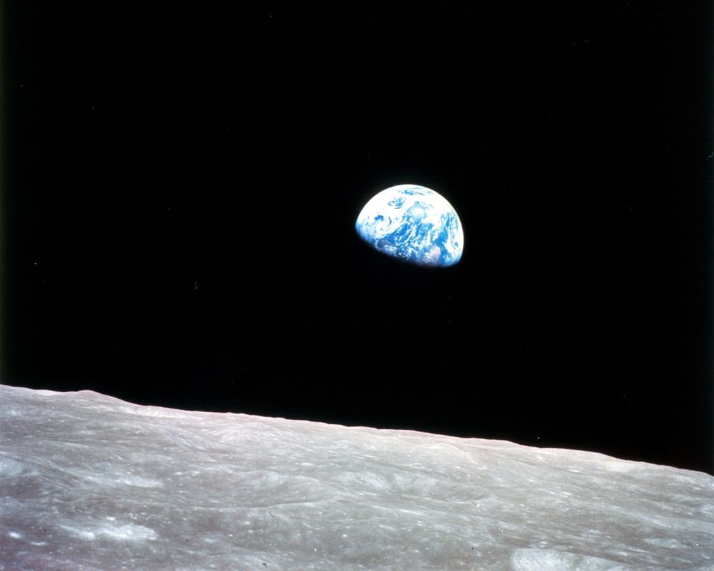 No livro, mais de 100 anos antes da verdadeira viagem do homem à Lua (1969), Verne imaginou a decolagem de uma nave com três astronautas em direção à Lua. E o ponto de partida era em Tampa (EUA), a 30 km de onde a nave espacial seria, de fato, lançada. 
