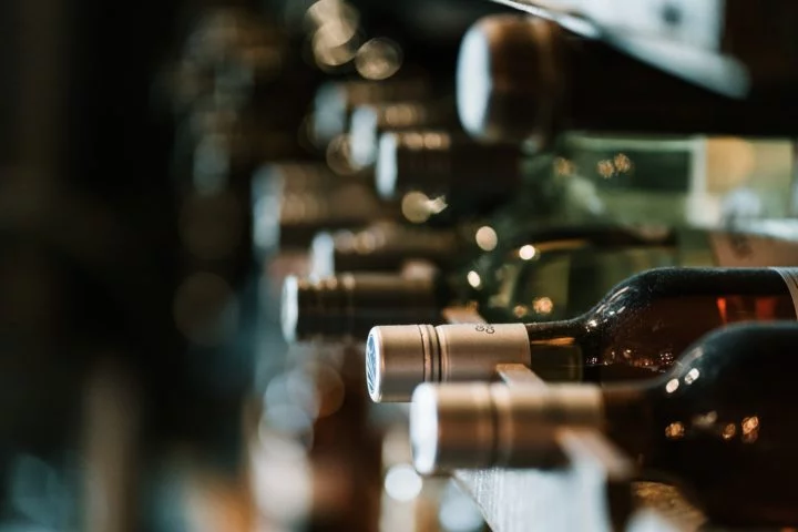Pesquisadores criaram um sistema de inteligência artificial para detectar garrafas de vinho com rótulos trocados, usando análises químicas para rastrear a origem das bebidas.
