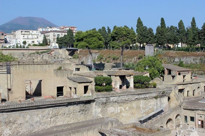 Os pergaminhos foram encontrados na antiga cidade romana de Herculano, que foi destruída pela erupção do Vesúvio. 