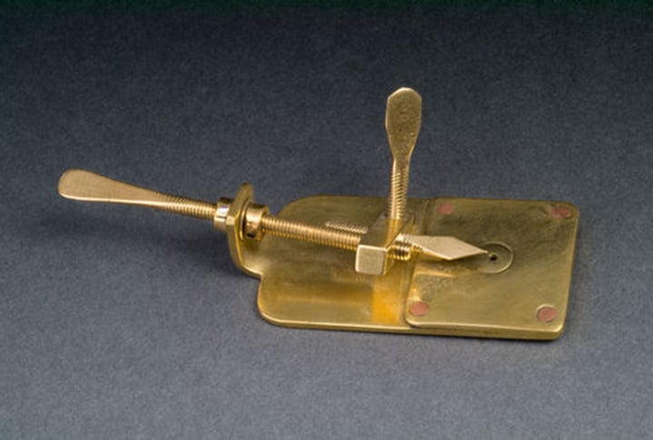 Os microscópios de Leeuwenhoek tinham uma única lente, pequena e quase esférica.