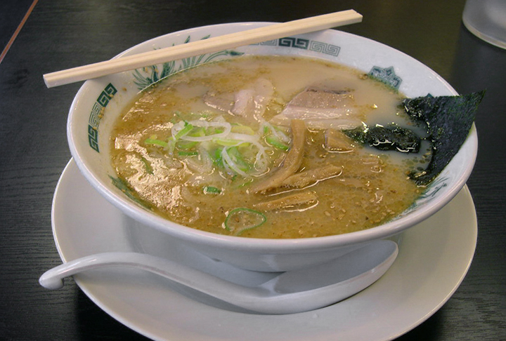 Ramen: Um prato de sopa consistente em caldo (geralmente de porco ou frango), macarrão, carne de porco fatiada, cebolinha, broto de bambu e um ovo cozido. Existem várias variações regionais de ramen no Japão.