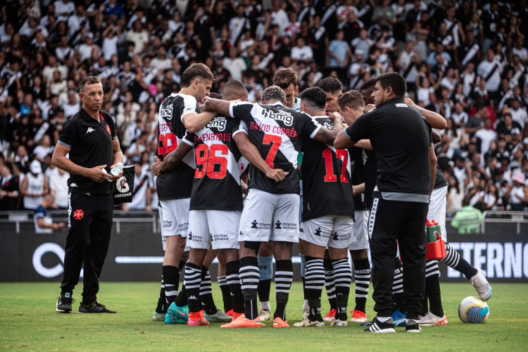 Elenco do Vasco reunido antes de jogo contra o Grêmio, em São Januário