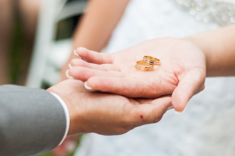 É importante avaliar algumas coisas na relação antes de optar pelo casamento (Imagem: Gaby Vieira | Shutterstock)