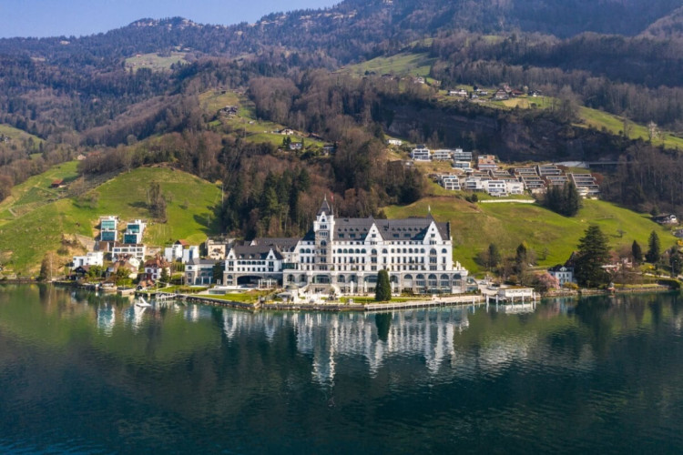 O hotel Park Hotel Vitznau fica às margens do lago Lucerna (Imagem: AsiaTravel | Shutterstock) 