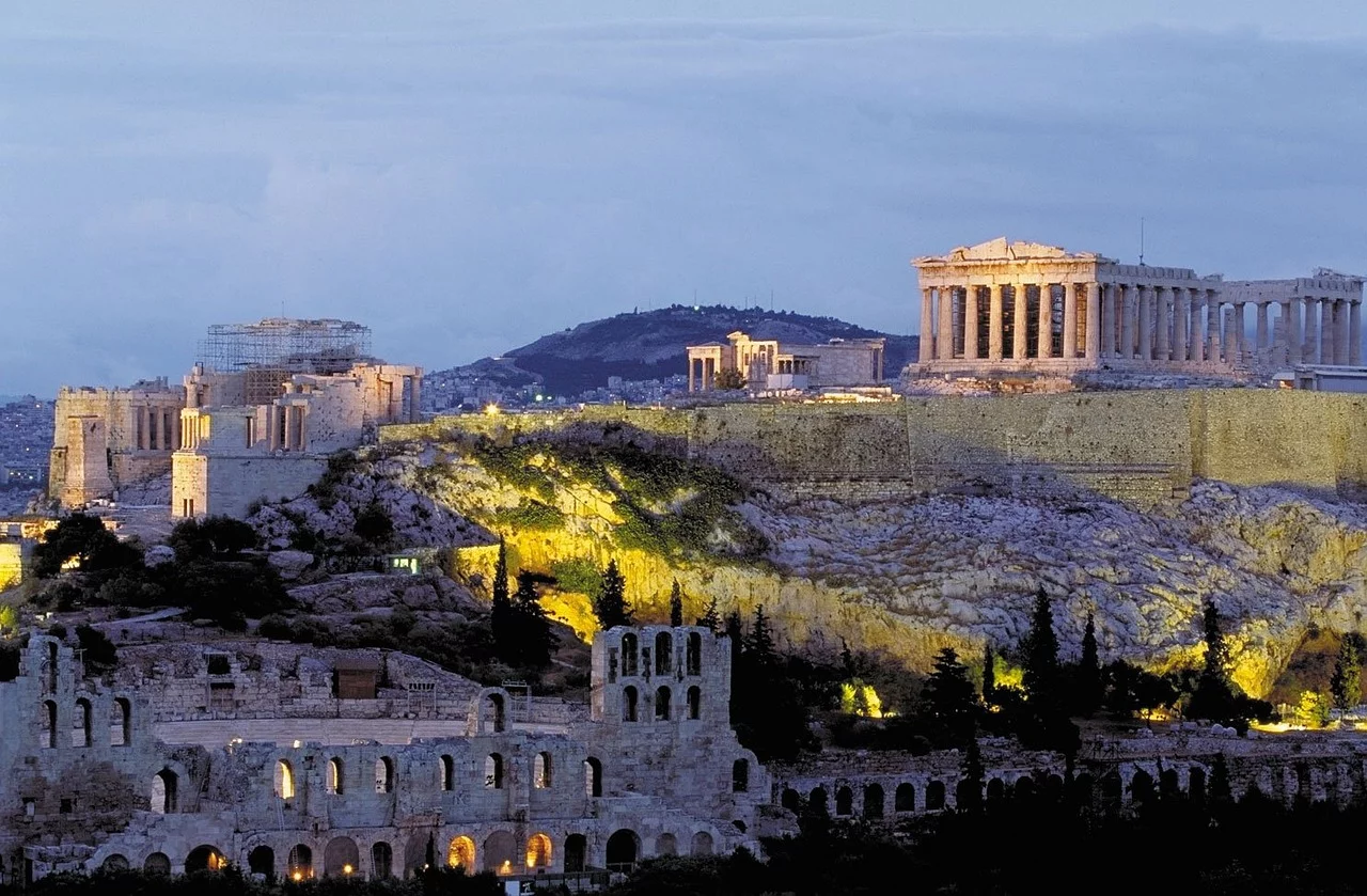 Grécia - Com 28 milhões de turistas estrangeiros/ano, o berço da civilização ocidental tem tantas atrações históricas que, a exemplo de Roma, na Itália, requer planejamento das visitações. A Acrópole e as ruínas do Templo de Partenon, em Atenas, são um mu