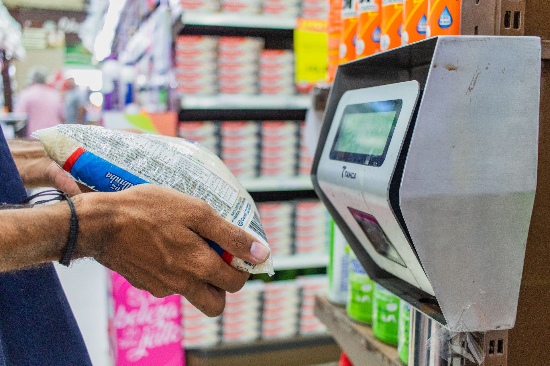 ￼AUMENTO da procura por arroz e a baixa oferta no mercado têm pressionado os preços nos supermercados (Foto: FERNANDA BARROS)