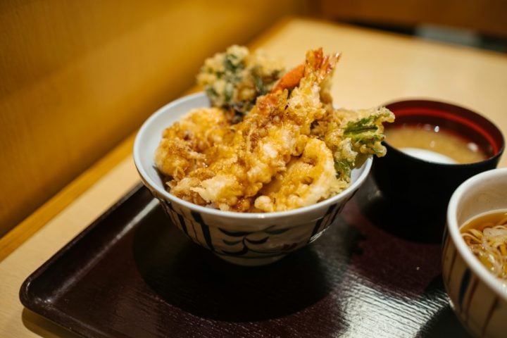 Tempura: Frutos do mar, vegetais ou carnes são revestidos com uma massa leve e crocante e fritos até ficarem dourados. O tempura é frequentemente servido com molho de tempura ou sal de limão.