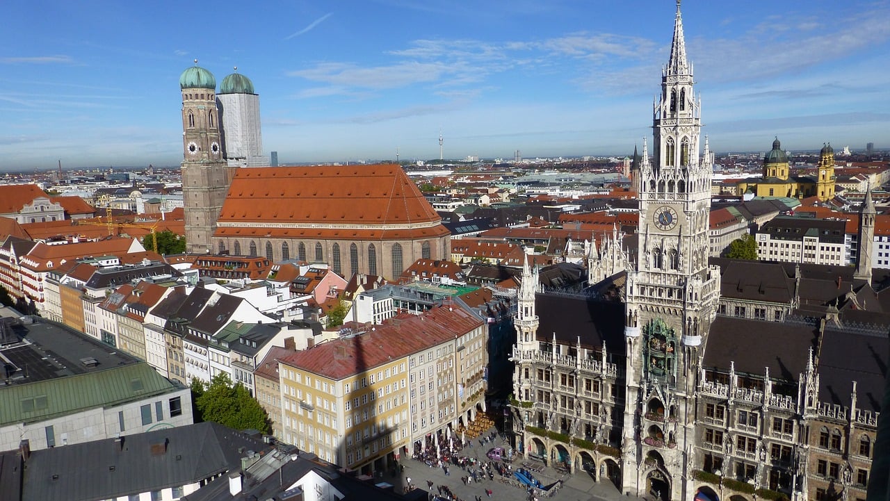Outras cidades populares na Alemanha são Munique (foto), famosa pela Oktoberfest, Colônia, com sua imponente Catedral, e Hamburgo. O país oferece uma rica mistura de história, cultura e gastronomia.