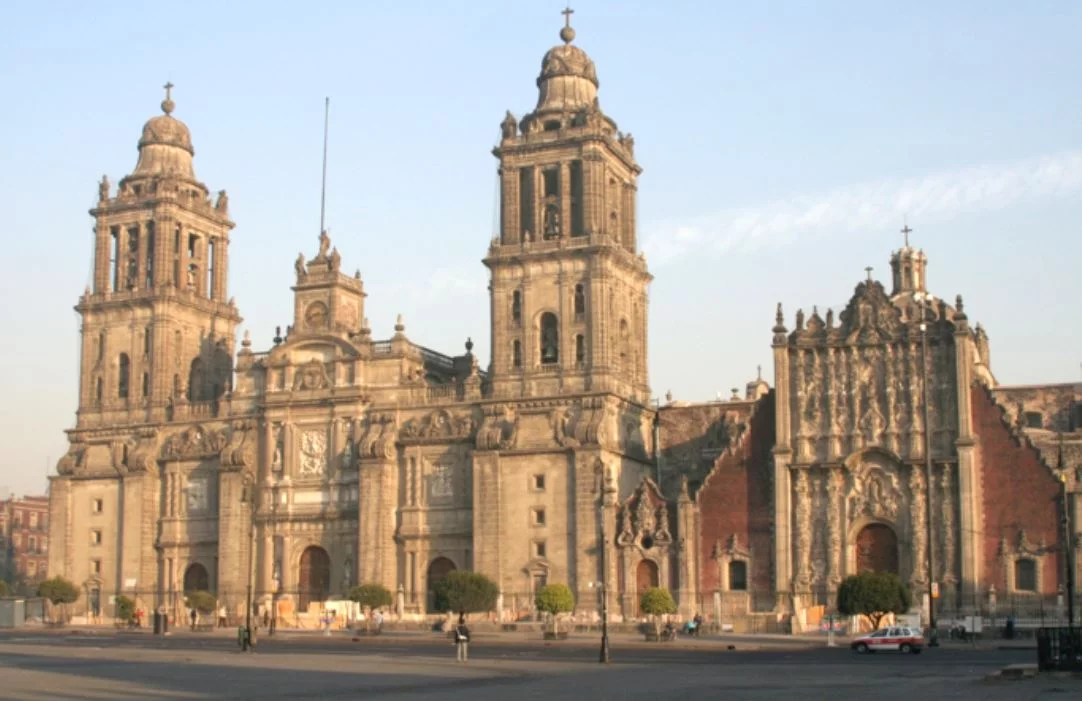 A capital, Cidade do México (foto), é mundialmente conhecida pelo Palácio Nacional, a Catedral de la Asunción de María e o Museu do Templo Mayor. E Cancún é famosa pelas belas praias. O México também tem o sítio arqueológico Chichén Itzá, o parque Río Sec