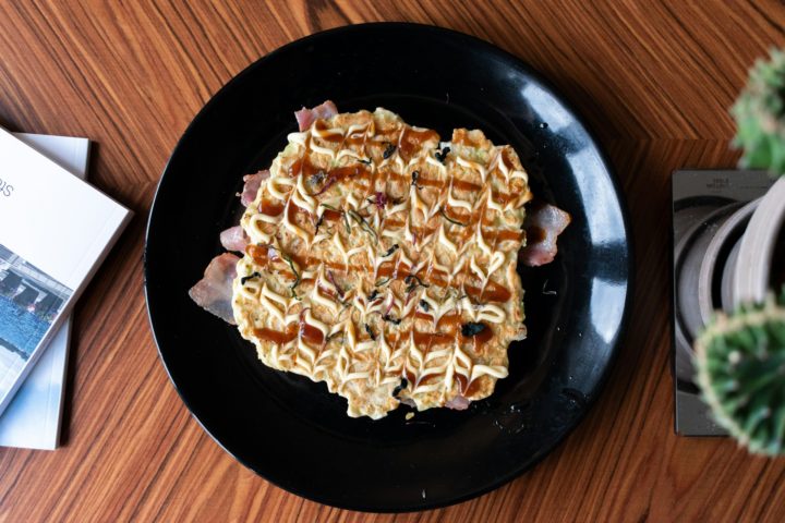 Okonomiyaki: Uma espécie de panqueca japonesa feita com uma massa de farinha e água, combinada com repolho e outros ingredientes, como carne, frutos do mar ou queijo. É cozida em uma chapa e geralmente servida com molho okonomiyaki, maionese e flocos de b