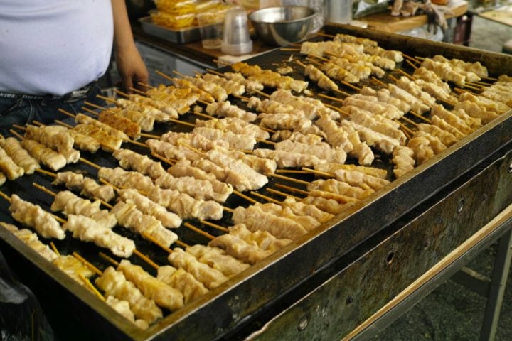 Yakitori: Espetinhos de frango grelhado, geralmente temperados com molho tare (à base de shoyu, mirin e sake). Os yakitoris podem incluir diferentes partes do frango, como peito, asas ou coxas.