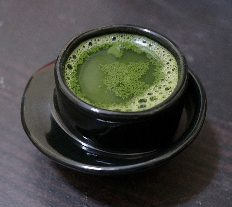 Matcha: Chá verde em pó batido com água quente. Uma bebida tradicional japonesa, rica em antioxidantes e com um sabor único.