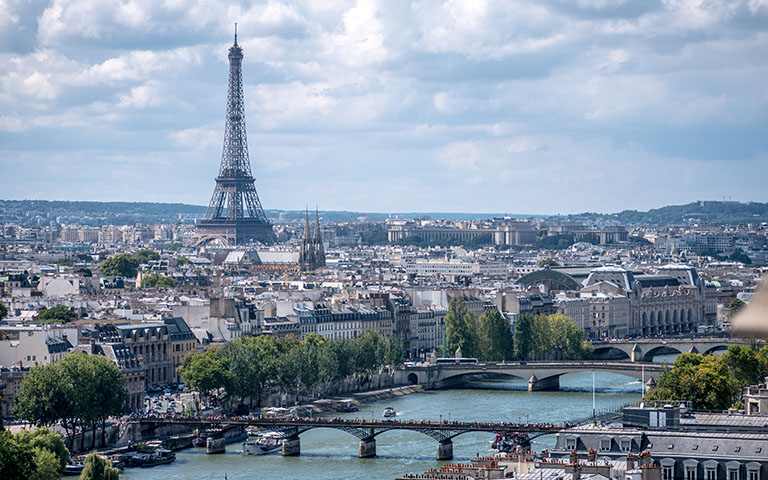Paris concentra os pontos turísticos, como a Torre Eiffel e a Champs-Élysées. Montmartre, com a Basílica Sacré-Cœur e o Moulin Rouge, é outro destino encantador. O Louvre e o D’Orsay destacam-se entre os muitos museus. A Catedral de Notre-Dame e o Palácio
