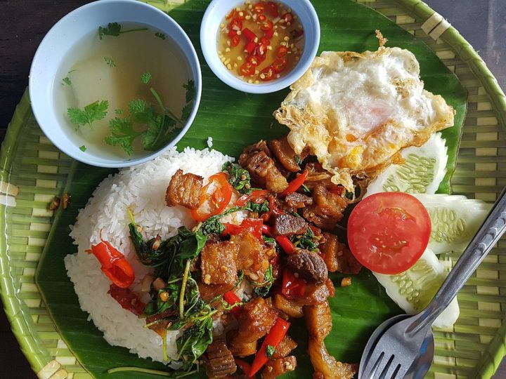 O prato é feito com carne picada (frango, porco, vaca ou frutos do mar), manjericão sagrado tailandês fresco (kaphrao), pimenta do reino, molho de peixe, molho de soja e outros temperos. 