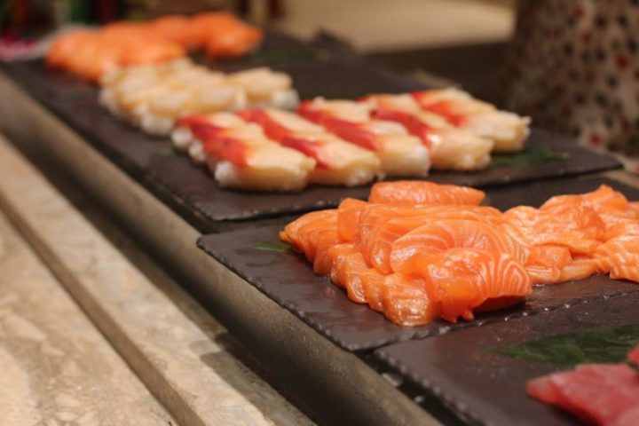 Sashimi: Embora tecnicamente não seja um prato, sashimi refere-se a fatias finas de peixe cru servidas com molho de soja e wasabi. É uma iguaria apreciada pela sua simplicidade e pela qualidade dos ingredientes.