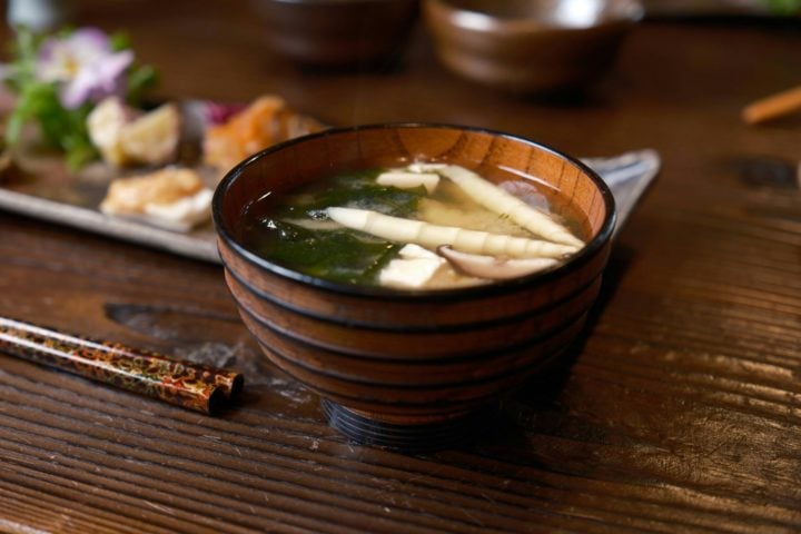 Miso shiru: Sopa de miso com tofu, algas marinhas e outros ingredientes. Uma sopa tradicional japonesa, rica em proteínas e nutrientes.