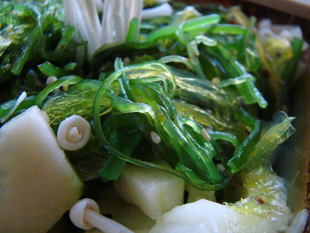 Sunomono: Salada de pepino com vinagre de arroz e gergelim. Uma salada leve e refrescante, perfeita para acompanhar os pratos principais.