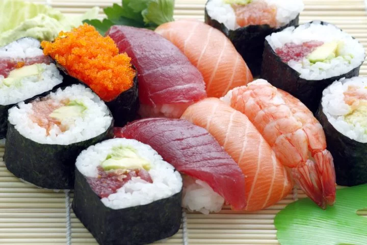 No geral, a culinária japonesa é rica em nutrientes e pobre em calorias e gorduras saturadas. O consumo regular de peixe cru fornece ômega-3, importante para a saúde cardiovascular e cerebral.