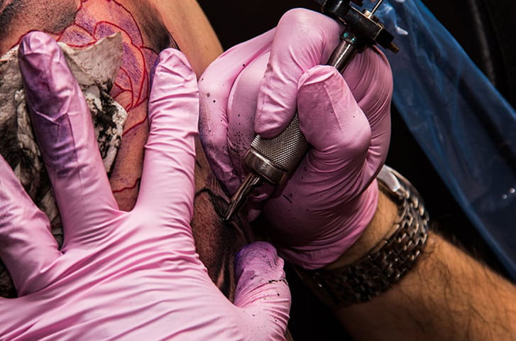 Se em algumas décadas atrás tatuagens eram consideradas tabus pela sociedade, atualmente este processo é considerado uma arte que já faz parte da personalidade de muitas pessoas.