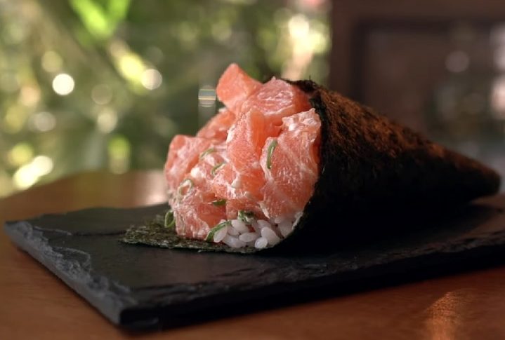Temaki: Cone de alga marinha recheado com arroz, peixe cru, legumes e outros ingredientes. Uma opção prática e saborosa para comer com as mãos