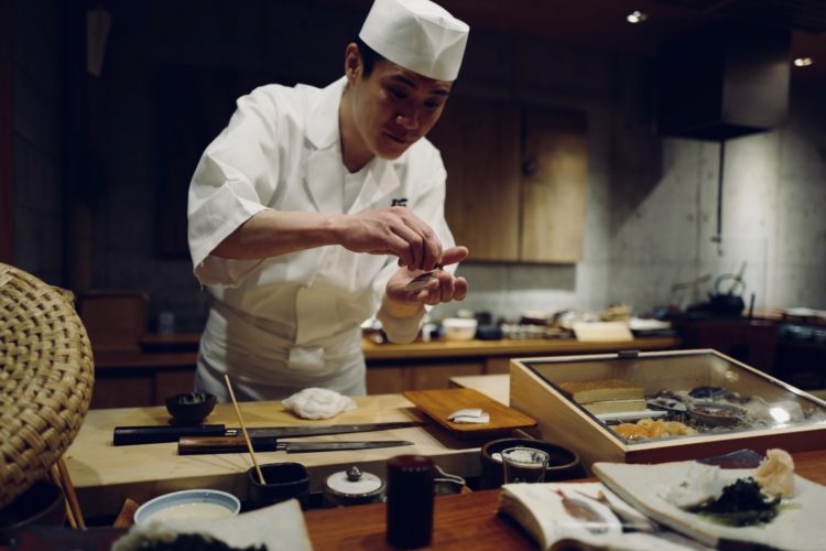 Reconhecida pela UNESCO como Patrimônio Cultural Imaterial da Humanidade, a culinária do Japão oferece uma variedade de pratos nutritivos e com sabores marcantes. Conheça agora os principais pratos japoneses, incluindo bebidas, doces e sopas!