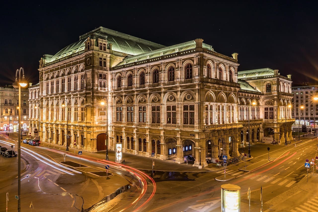 Áustria - Com 26 milhões de turistas ao ano, o país que se notabilizou historicamente pela música clássica, tem na Ópera de Viena, na capital, um dos pontos mais cultuados. Viena também se destaca pelo imponente Palácio de Schönbrunn e pela Catedral de Sa