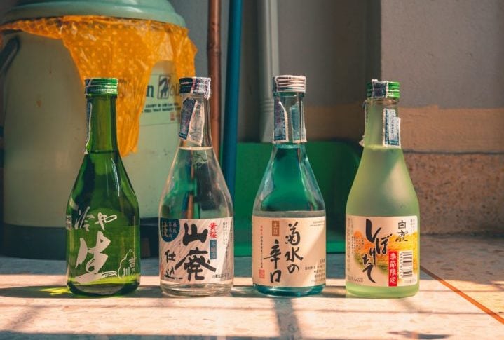 Sake: Bebida alcoólica fermentada feita de arroz. Uma bebida tradicional japonesa, com diversas variedades e sabores.