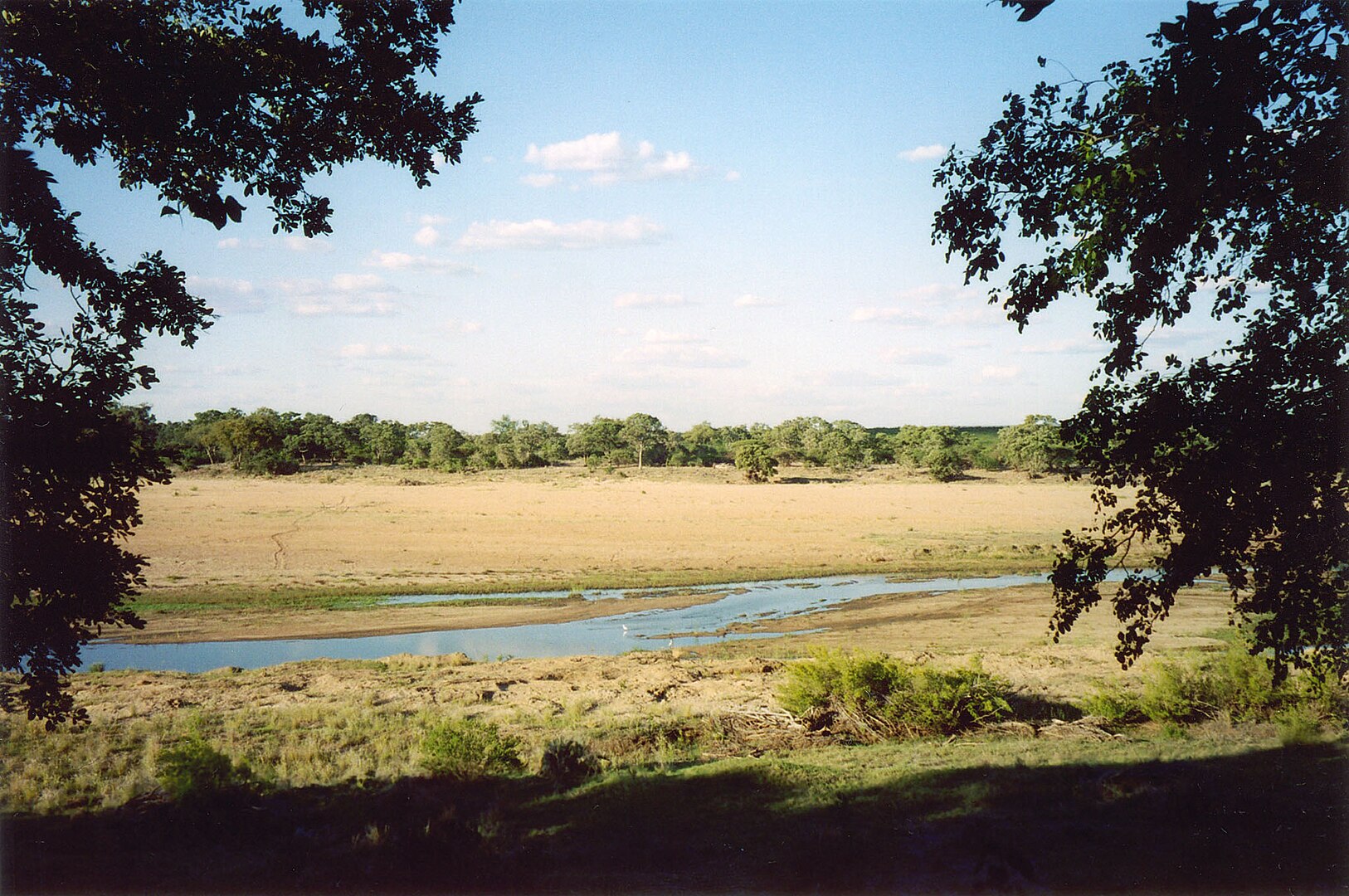 O parque faz fronteira com os distritos de Moamba e Magude, em Moçambique. E, junto com o Parque Nacional Gonarezhou, no Zimbabue, e Parque Nacional do Limpopo, em Moçambique, forma um trio que é chamado de Parque Transfronteiriço do Grande Limpopo. 