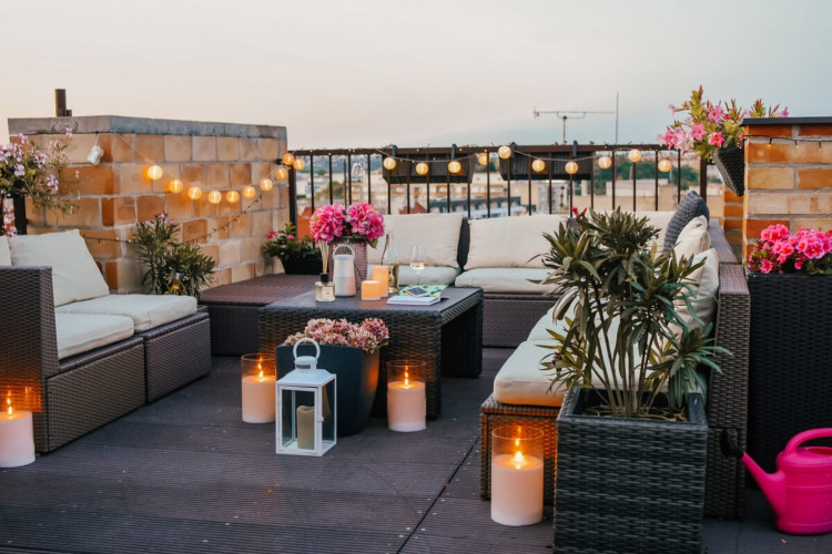 A decoração ajuda a deixar a varanda ou o terraço mais aconchegante (Imagem: fashioninmysoul | Shutterstock)