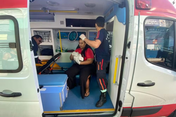 Mulher entra em trabalho de parto e dá à luz dentro de ônibus em Fortaleza
