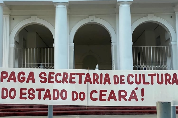 Com apoio do Fórum de Linguagens, o Fórum de Teatro organizou ato performático para chamar atenção da Secult Ceará para pagamento atrasado de editais com verba emergencial da Lei Paulo Gustavo 