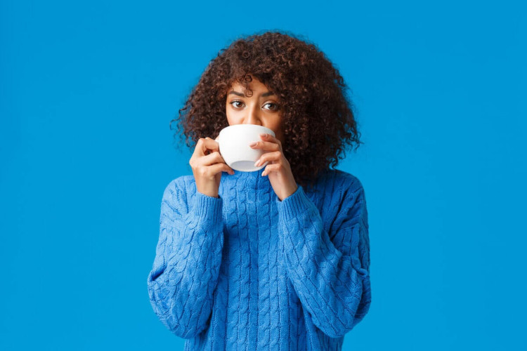 Beber chá ajuda a manter o corpo hidratado (Imagem: Mix and Match Studio | Shutterstock)