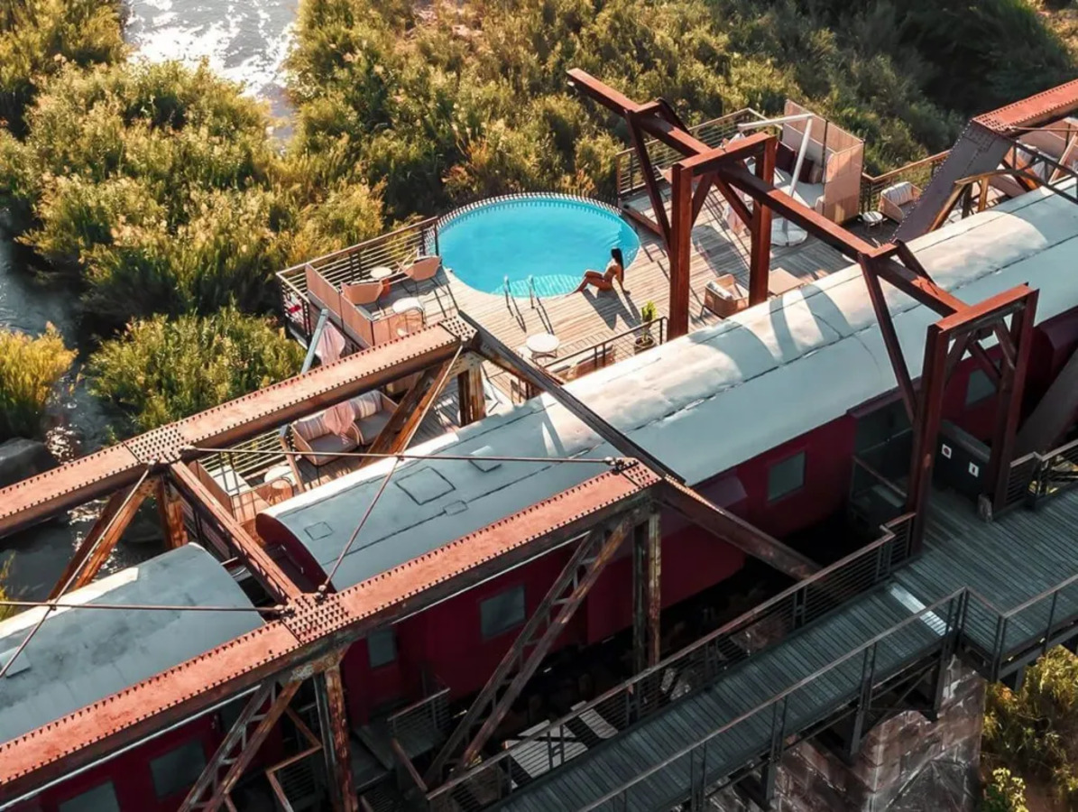 Composto por 5 vagões sobre uma ponte, o hotel Kruger Shalati oferece 24 suítes modernas, com varandas e piscina. 