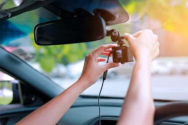 Nos últimos anos, o uso do equipamento tem se popularizado. Normalmente, as câmeras de vídeo são instaladas no painel, para-brisa ou retrovisor do veículo.
