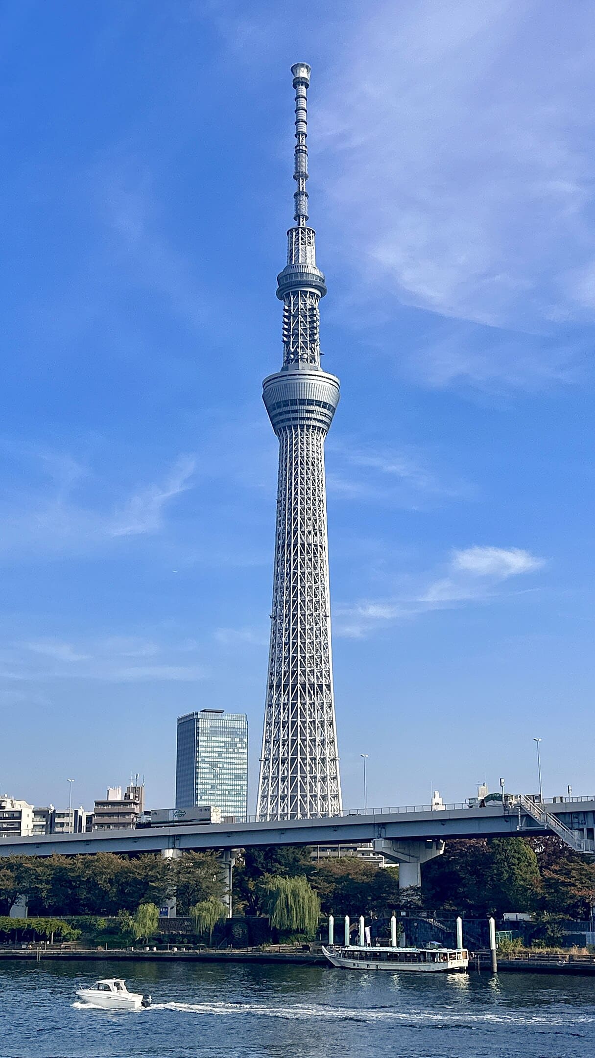 22 de maio marca o aniversário da Tokyo Skytree, a maior torre de telecomunicações do planeta. Com 634 metros de altura, a torre que fica em Tóquio, capital do Japão, faz 12 anos.  A inauguração oficial foi em 22/5/2012. E a torre logo recebeu o reconhecimento do Guinness, o livro dos recordes. 