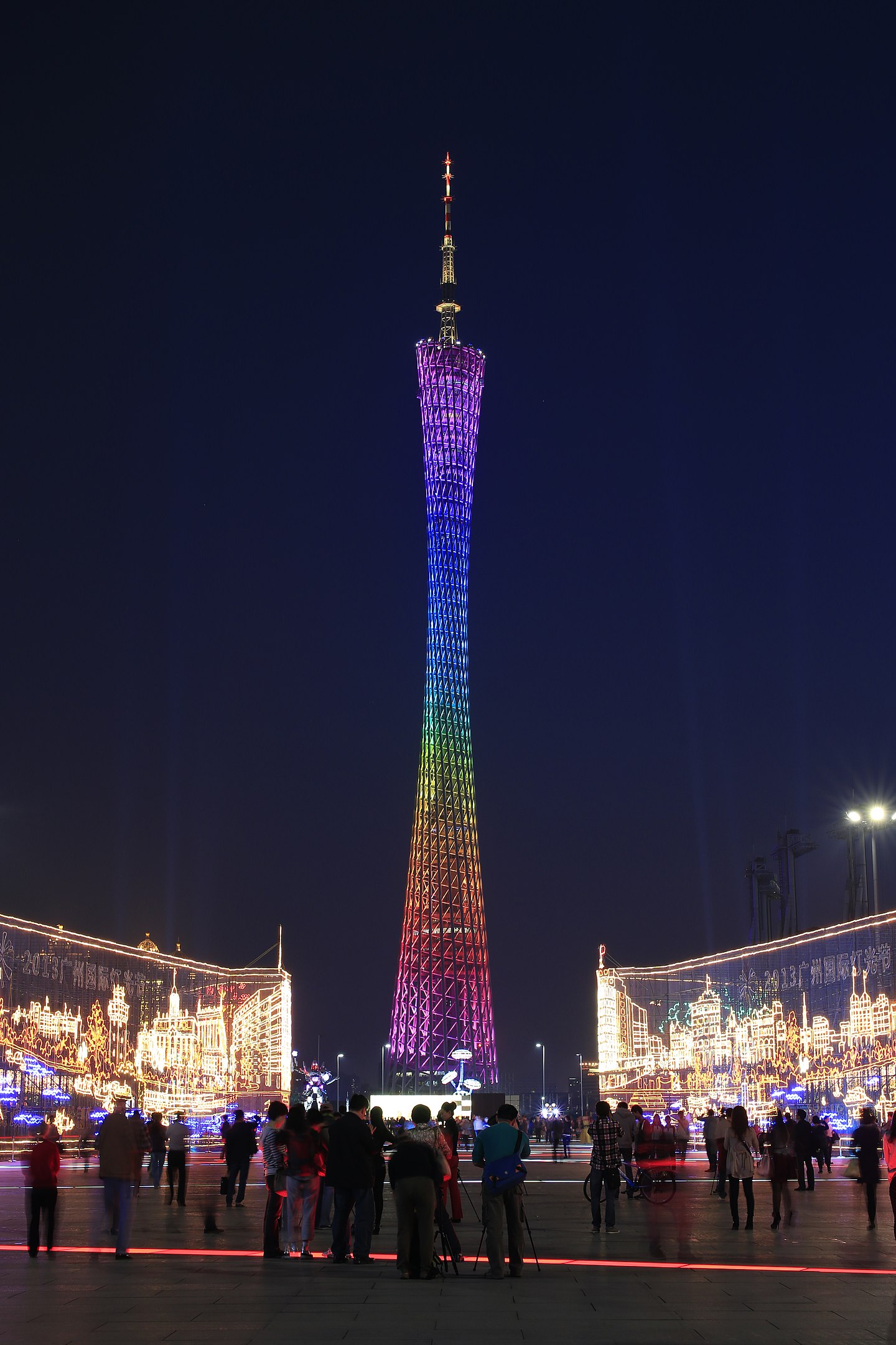 Canton Tower - 600 metros - China - Inaugurada em 2012, na cidade de Guangzhou, predominou como a maior torre do país até a construção da Torre de Shanghai. E no mundo só perde em altura para a Tokyo Skytree. Sua iluminação tem 7 mil luzes de led, que proporcionam um grande espetáculo.