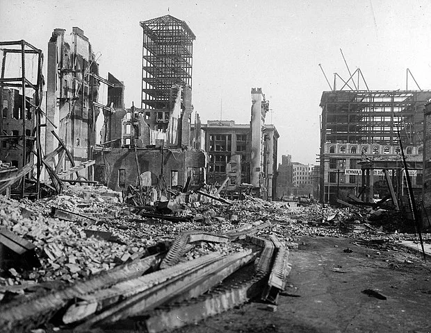 Outro local famoso por abalos sísmicos é San Francisco, nos EUA. 
No dia 18/4/1906, há 118 anos, a cidade foi sacudida por um forte sismo com magnitude 8. Conhecido como O Grande Terremoto, foi o maior já registrado nos EUA, durou 1 minuto e meio, e deixou mais de 3 mil vítimas. 