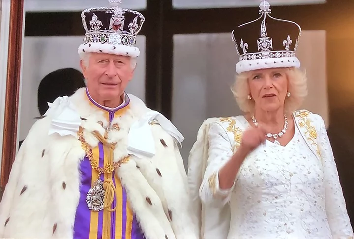 Caso o rei abdique do trono -- algo que raramente acontece --, de acordo com uma lei chamada Ato de Regência de 1937, outra pessoa é escolhida para governar a Coroa da Inglaterra temporariamente, até que o próximo na linha de sucessão possa assumir.